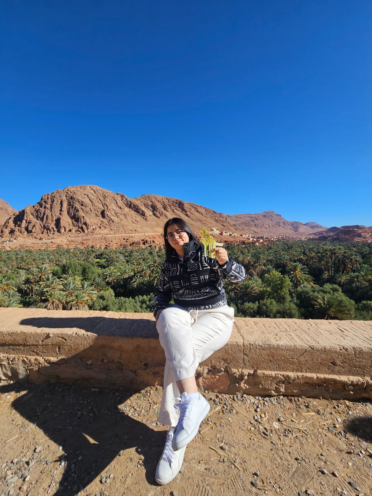 Lore, fundadora de ViajaConLore, en un mirador del valle del Todra, en Marruecos